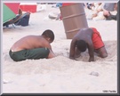 贴三张海滩之二： 在海滩上工作的孩子 