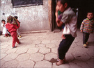喀什老巷子--玩弹子游戏的孩子 