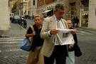 意大利人--梵帝冈街头读报的男子 
