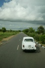 印度-有白车白云的乡间公路 