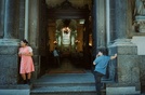 巴西：粉裙子，蓝衬衣，教堂门 