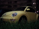 午夜，路灯下的黄色甲壳虫车。。。 