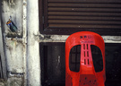 后门 - 红椅子，烟灰缸 