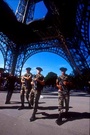 艾菲尔铁塔下的法国士兵 