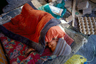 新疆发呆04 - 菜市场里睡着的孩子 
