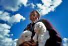 新疆发呆05 - 抱羊羔的蒙古老人 
