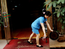 深圳街头23-泼水的女人 
