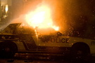 08年蒙特利尔冰球球迷骚乱01 离我很近的第三辆警车在我按快门的瞬间，车内易燃品突然爆炸。。。