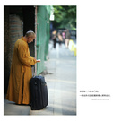 广州腹地  净慧路，六榕寺门前。一位出外云游的黄袍僧人即将远行。