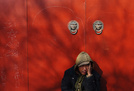 红色大门下的沉思，北京，2012 