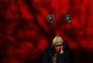 八股压低版红色大门下的沉思，北京，2012 
