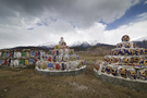 甘孜藏区石渠县 竹庆乡路口，坛城形状的玛尼石墙难得一见。