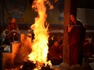 桑耶寺2011-火供 仪式主持身着灌衣，有一名“却奔”（即从事辅助工作的事僧）负责向火台�