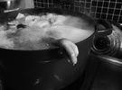 煮着的鸡和挂着的卷心菜 